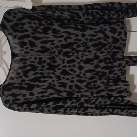 Umgee V neck green and black animal print top - Picture 4 of 4
